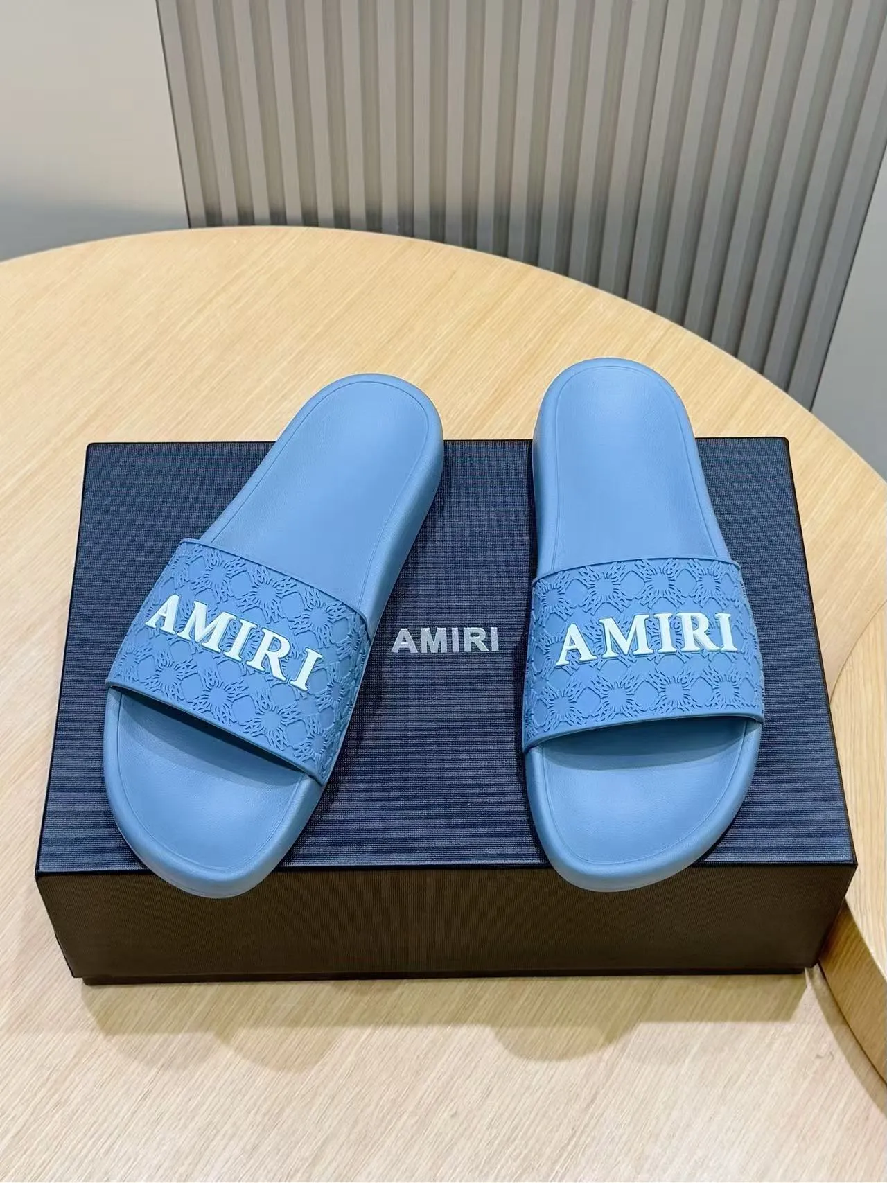 [AMIRI* Emil] P: 300💰 Size: 39-45 Official website new original 1:1 AMIRI* Emil classic men's slippers, high-end boutique, original material, TPU upper, foam bottom, fine workmanship, casual, loose and comfortable, a must-have in summer.